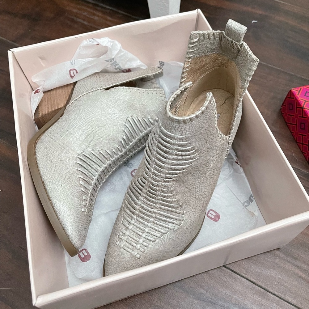 Brand New Not Rate Silver bootie cowgirl shoes